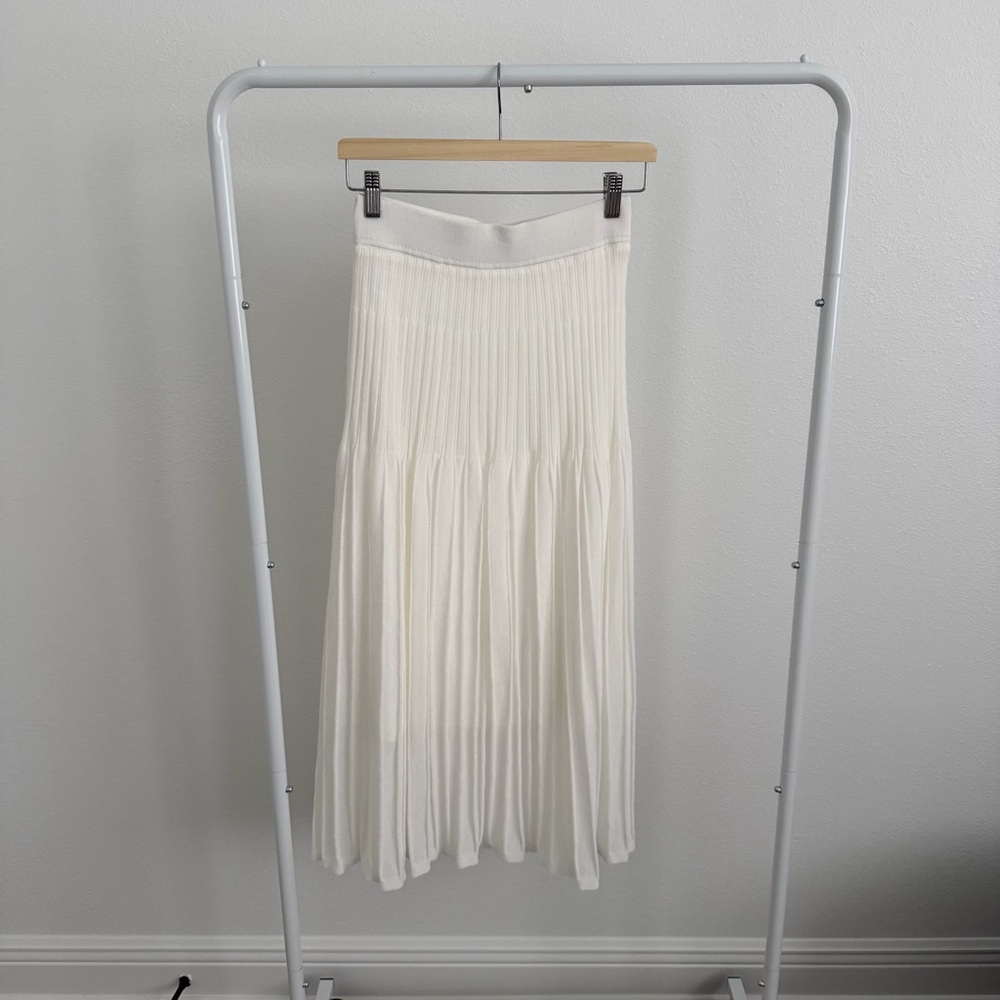 GU White Pleated Midi Skirt